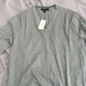 Men’s v neck sweater